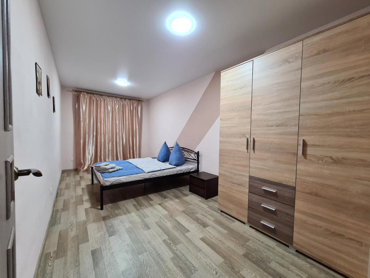 3-Room Apartment Near Inturist On Sobornyi Avenue 156, By Grandhome Zaporizhia Eksteriør billede